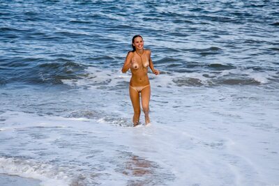 Photo cat&eacute;goris&eacute;e avec&nbsp;: Skinny, American, Aria A, Beach, Brunette, Kevin Roberts, MET Art, Sexy Wallpaper, Smiling, Vita, Cute, Small Tits, Tummy