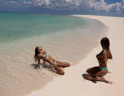 Photo catégorisée avec : Skinny, American, Beach, Bikini, Blonde, Brazilian, Bruna Lírio, Feet, Legs, Scarlett Leithold, Sexy Wallpaper, 2 girls, Celebrity - Star, Cute, Tanned, Tummy