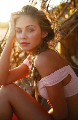 Photo cat&eacute;goris&eacute;e avec&nbsp;: Skinny, American, Beach, Bikini, Blonde, Eyes, Scarlett Leithold, Cute, Small Tits