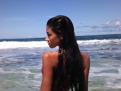 Photo catégorisée avec : Skinny, American, Beach, Bikini, Brunette, Meeya Dugied, Cute