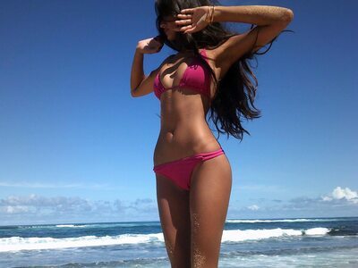 Photo catégorisée avec : Skinny, American, Beach, Bikini, Brunette, Meeya Dugied, Cute