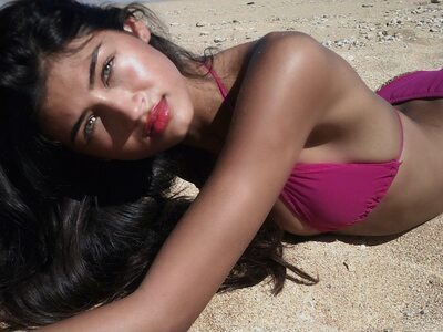Photo catégorisée avec : Skinny, American, Beach, Bikini, Brunette, Meeya Dugied, Cute