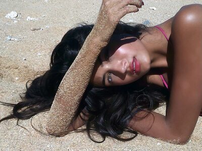 Photo catégorisée avec : Skinny, American, Beach, Bikini, Brunette, Meeya Dugied, Cute