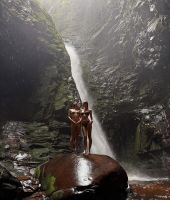 Photo catégorisée avec : Skinny, American, Bikini, Blonde, Legs, Nature, Scarlett Leithold, 2 girls, Cute, Tummy, Waterfall