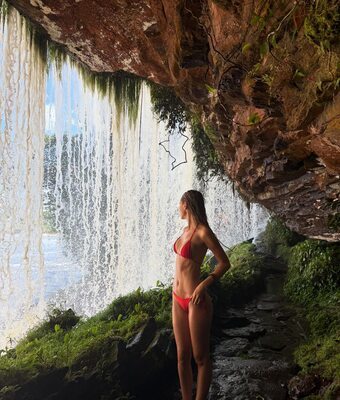 Photo catégorisée avec : Skinny, American, Bikini, Blonde, Legs, Nature, Scarlett Leithold, Cute, Tummy, Waterfall