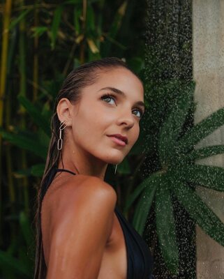 Photo catégorisée avec : Skinny, American, Bikini, Brunette, Eyes, Lexi Rivera, Shower, Face
