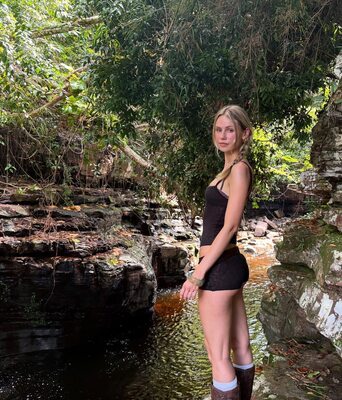 Photo catégorisée avec : Skinny, American, Blonde, Eyes, Legs, Nature, Scarlett Leithold, Ass - Butt, Braid, Cute