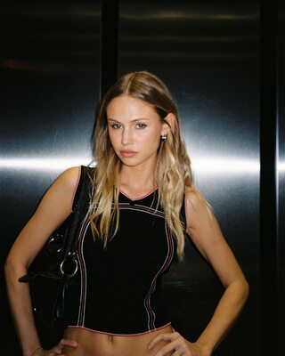 Photo catégorisée avec : Skinny, American, Blonde, Eyes, Scarlett Leithold, Cute, Tummy