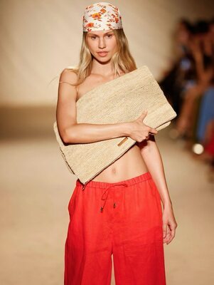 Photo catégorisée avec : Skinny, American, Blonde, Eyes, Scarlett Leithold, Cute, Tummy