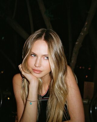 Photo catégorisée avec : Skinny, American, Blonde, Eyes, Scarlett Leithold, Cute