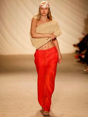 Photo catégorisée avec : Skinny, American, Blonde, Scarlett Leithold, Cute, Tummy