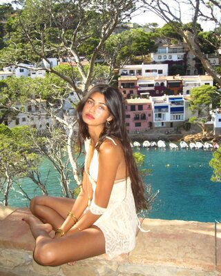 Photo catégorisée avec : Skinny, American, Brunette, Eyes, Feet, Legs, Meeya Dugied, Cute