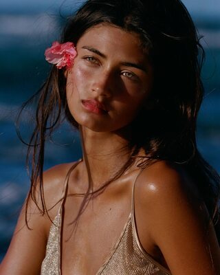 Photo catégorisée avec : Skinny, American, Brunette, Eyes, Meeya Dugied, Cute, Face