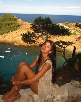 Photo catégorisée avec : Skinny, American, Brunette, Feet, Legs, Meeya Dugied, Cute