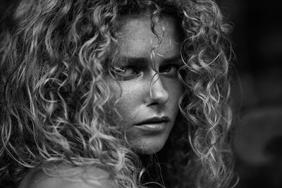 Photo catégorisée avec : Skinny, Ana Dias, Bird of Paradise, Black and White, Julia Yaroshenko, Playboy, Redhead, Art, Close-up, Cute, Eyes, Face, Russian, Sexy Wallpaper, Shy