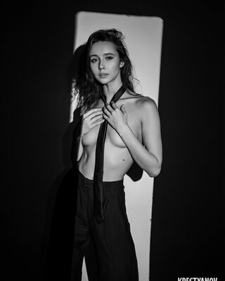Photo catégorisée avec : Skinny, Anastasia Grinenko, Black and White, Brunette, Evgeniy Krestyanov, Eyes, Russian, Art, Cute, Small Tits