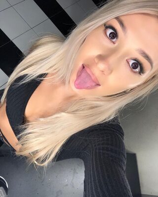 Photo catégorisée avec : Skinny, Angelie Dolly - Angelica Elishes - Анжелика Элишес, Blonde, Eyes, Russian, Selfie, Tongue