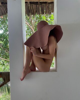 Photo catégorisée avec : Skinny, Angelie Dolly - Angelica Elishes - Анжелика Элишес, Blonde, Feet, Hat, Legs, Russian