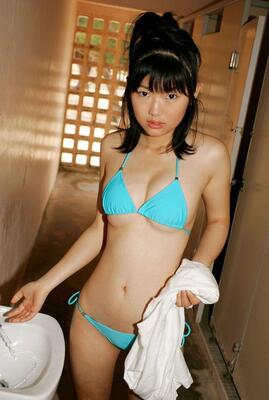 Photo catégorisée avec : Skinny, Asian, Bikini, Shy, Tummy