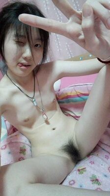 Photo catégorisée avec : Skinny, Asian, Cute, Flat chested, Hairy, Pussy, Selfie, Small Tits, Tongue