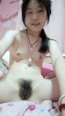 Photo catégorisée avec : Skinny, Asian, Flat chested, Hairy, Pussy, Selfie, Small Tits