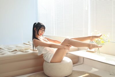 Photo catégorisée avec : Skinny, Asian, Shiren Weng, Chinese, Cute, Feet, Legs, Sexy Wallpaper