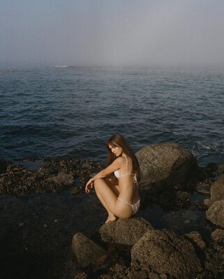 Photo cat&eacute;goris&eacute;e avec&nbsp;: Skinny, Australian, Bikini, Brunette, Legs, Lily Easton, Cute