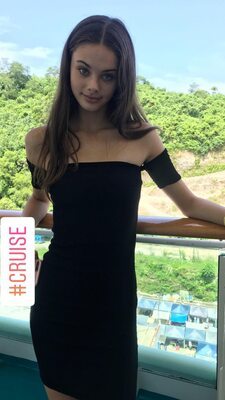 Photo catégorisée avec : Skinny, Australian, Brunette, Eyes, Meika Woollard, Cute