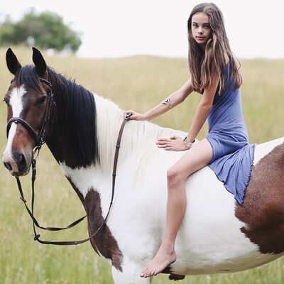Photo catégorisée avec : Skinny, Australian, Brunette, Feet, Horse, Legs, Meika Woollard, Nature, Cute