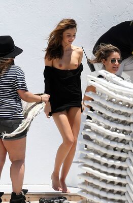 Photo catégorisée avec : Skinny, Australian, Brunette, Feet, Legs, Miranda Kerr, Smiling, Celebrity - Star, Cute