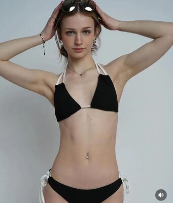 Photo catégorisée avec : Skinny, Ava Rivello, Brunette, American, Bikini, Cute, Eyes, Piercing, Tummy