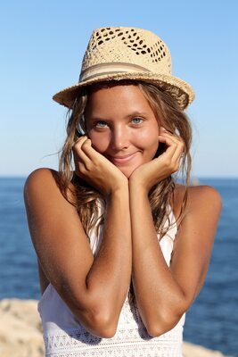 Photo catégorisée avec : Skinny, Basereth, Blonde, Katya Clover - Mango A, MET Art, Cute, Eyes, Face, Hat, Nature, Russian, Safe for work, Smiling