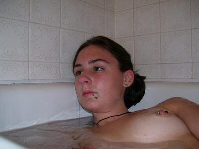 Photo catégorisée avec : Skinny, Bath, Brunette, Piercing, Sexy Wallpaper, Flat chested, Small Tits