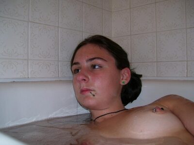 Photo catégorisée avec : Skinny, Bath, Brunette, Piercing, Sexy Wallpaper, Flat chested, Small Tits