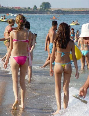Photo cat&eacute;goris&eacute;e avec&nbsp;: Skinny, Beach, Bikini, Blonde, Brunette, Feet, Legs, 2 girls, Ass - Butt