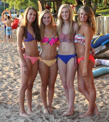 Photo catégorisée avec : Skinny, Beach, Bikini, Blonde, Brunette, Feet, Legs, 4 girls, Cute, Tummy