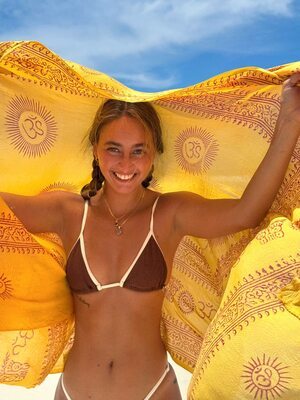 Photo catégorisée avec : Skinny, Beach, Bikini, Blonde, Eyes, Paula Díez, Smiling, Cute, Tattoo, Tummy