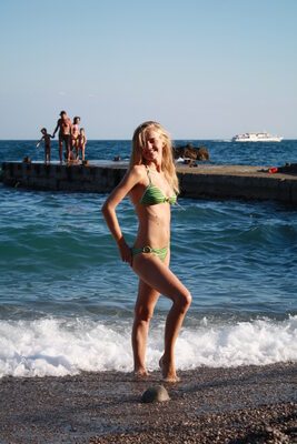 Photo cat&eacute;goris&eacute;e avec&nbsp;: Skinny, Beach, Bikini, Blonde, Legs, Smiling, Cute, Tummy