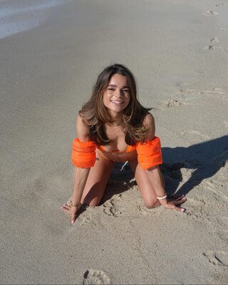 Photo catégorisée avec : Skinny, Beach, Bikini, Brunette, Fit, Ice Lolly Lauren - Lauren Lee - lauren111, Cute