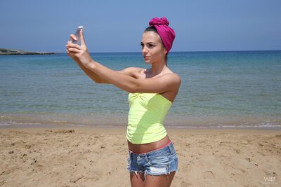 Photo catégorisée avec : Skinny, Beach, Brunette, Eyes, Greece, Sapphira A, Selfie, Sexy Wallpaper, Slovakian, Watch4Beauty, Cute