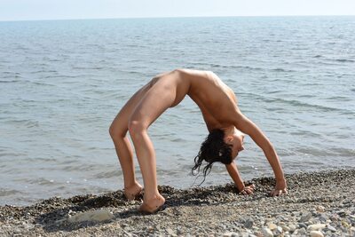 Photo catégorisée avec : Skinny, Beach, Brunette, Foxy Di - Nensi B - Medina U, Legs, MET Art, Mikhail Paramonov - Paromov, Russian, Sexy Wallpaper, Uginta, Flexible