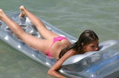 Photo cat&eacute;goris&eacute;e avec&nbsp;: Skinny, Bikini, Brunette, Legs, Sexy Wallpaper, Ass - Butt