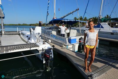 Photo catégorisée avec : Skinny, Bikini Life Trip to Iguana Island, Blonde, Katya Clover - Mango A, katya-clover.com, Bikini, Boat, Cute, Feet, Legs, Russian, Safe for work, Sexy Wallpaper, Small Tits, Smiling