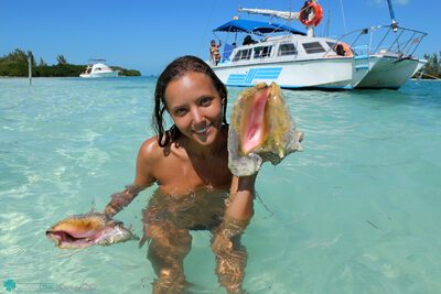 Photo catégorisée avec : Skinny, Bikini Life Trip to Iguana Island, Blonde, Katya Clover - Mango A, katya-clover.com, Bikini, Boat, Eyes, Russian, Sexy Wallpaper, Small Tits, Smiling
