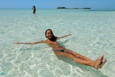 Photo catégorisée avec : Skinny, Bikini Life Trip to Iguana Island, Blonde, Katya Clover - Mango A, katya-clover.com, Bikini, Cute, Feet, Legs, Monokini, Russian, Sexy Wallpaper, Small Tits, Smiling