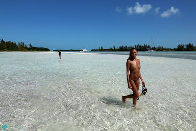 Photo catégorisée avec : Skinny, Bikini Life Trip to Iguana Island, Blonde, Katya Clover - Mango A, katya-clover.com, Bikini, Cute, Legs, Monokini, Nature, Russian, Sexy Wallpaper, Small Tits, Smiling, Tanned