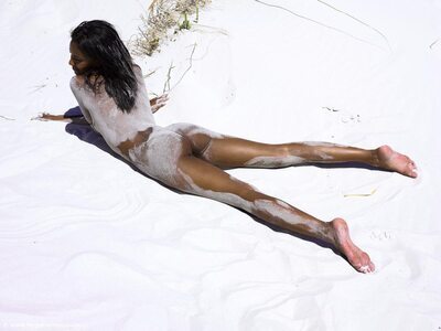 Photo catégorisée avec : Skinny, Black, Hegre Art, Naomi, Beach, Feet, Legs
