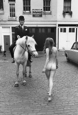 Photo catégorisée avec : Skinny, Black and White, Ass - Butt, Horse, Public