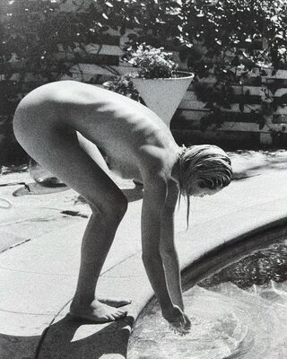 Photo catégorisée avec : Skinny, American, Black and White, Blonde, Delilah Summer Parillo, Feet, Legs, Cute, Pool