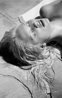 Photo catégorisée avec : Skinny, American, Black and White, Blonde, Delilah Summer Parillo, Henrik Purienne, Cute, Face, Safe for work, Sleeping